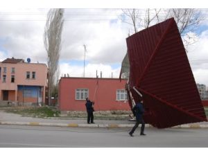 Fırtına Çatıları Uçurdu