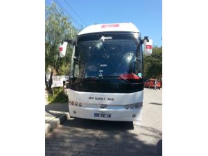 İzmir'de Chp Seçim Otobüsü Taşlandı