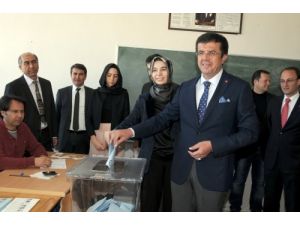 Ekonomi Bakanı Zeybekci Oyunu Denizli’de Kullandı