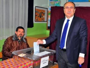 Manisa Valisi Savaş, Oyunu Gazi Eğitim Kurumları'nda Kullandı