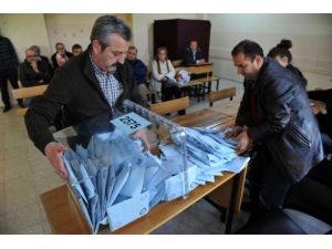 İstanbul'da Sandıklar Açılmaya Başlandı