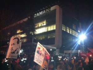 Zaman gazetesi önünde ananaslı protesto