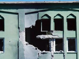 Yayladağı'nda camiye top mermisi düştü