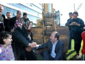 Parkın Yıkılmasını İstemeyen Yaşlı Kadın, İş Makinasına Direndi