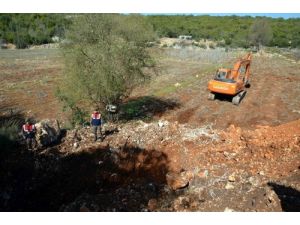 Çaldıkları İş Makinası İle Kaçak Kazı Yapanlar Yakalandı