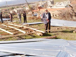 Şiddetli rüzgar bir ahırın çatısını uçurdu