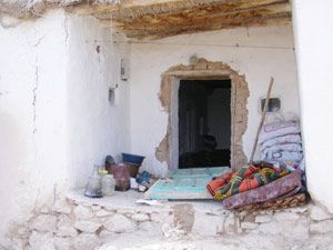 Aksaray'da patlayan piknik tüpü kapıyı söktü