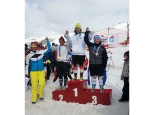 Buket Çetinkaya Kayak Branşında Türkiye Üçüncüsü