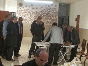 AB Bakanı emniyet müdürüyle oy saydırıyor