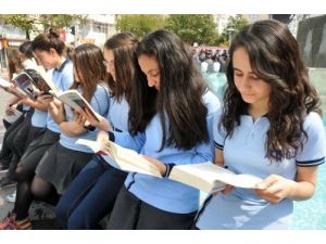 Manisalılar Manolya Meydanı'nda Bir Saat Kitap Okudu