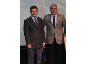 İşe Gidip Gelirken Okuduğu Kitaplarla Ödülü Kaptı