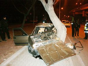 Otomobil kaldırımdaki ağaca çarptı: 2 yaralı