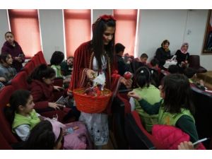 Kırmızı Başlıklı Kız Elmalı Şeker Dağıtıp, Masal Anlattı