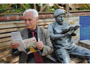 Emekli Öğretmen Yılmaz, 61 Yıldır Günlük 7 Saat Kitap Okumadan Yatağa Girmiyor