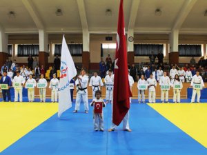 Judo müsabakaları nefes kesiyor