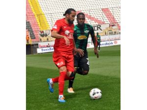 Akhisar Belediyespor: 0 - Eskişehirspor: 0 (İlk Yarı)