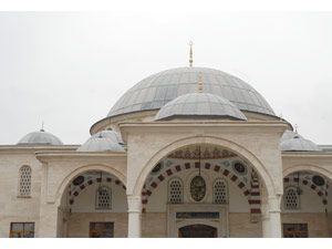 Caminin alemlerini çaldılar