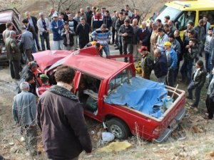 İki kamyonet kafa kafaya çarpıştı: 1 ölü, 7 yaralı
