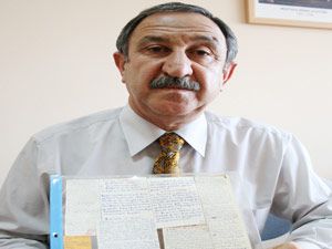 30 yıl önce öğrencilerinde yakaladığı kopyaları saklıyor