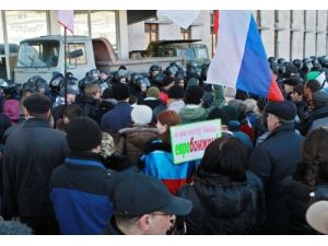 Ukrayna’da Tansiyon Yükseldi; Rus Yanlıları Devlet Binalarına Yürüdü