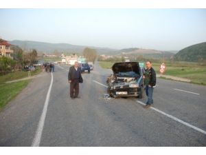 Otomobiller Kafa Kafaya Çarpıştı; 1 Yaralı