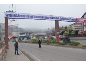 Belediye Başkanı Seçildi, İlçe Girişine 'Haramili' Afiş Astı