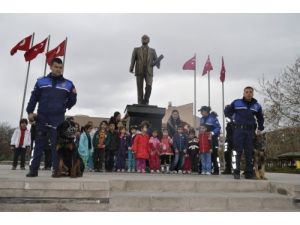 Polis Köpeklerinin Gösterisi Nefes Kesti