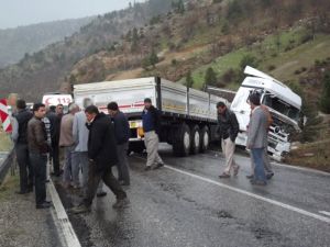 Tır Savruldu, Göksun-kahramanmaraş Yolu Kapandı