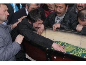 Baba, Oğlunu Son Yolculuğuna Gözyaşlarıyla Uğurladı