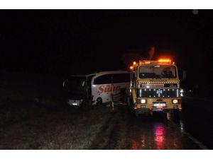 Çekici, Önce Otomobile Sonra Otobüse Çarptı