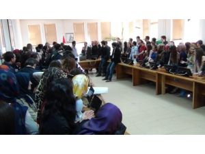 Öğrenciler Rektörlüğü Basıp 'Formasyon' Bildirisi Okudu