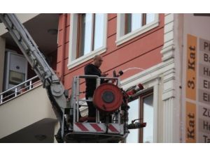 Vatandaş, Yangında Yetersiz Kalan İtfaiye Ekiplerini Protesto Etti