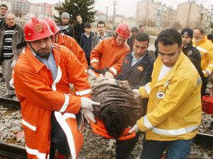 Tramvayın altında kalarak can verdi