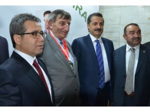 Bakan Çelik, En Uzun Burunlu Adamla Hatıra Fotoğrafı Çektirdi