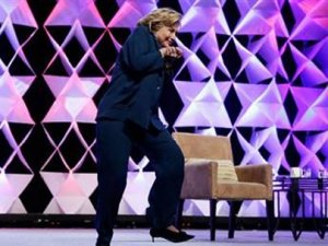 Hillary Clinton'a da ayakkabı fırlatıldı İZLE