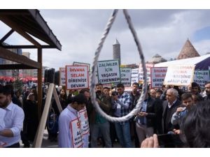 Mısır'da 529 Kişinin İdama Mahkum Edilmesini Dar Ağacı Kurarak Protesto Ettiler
