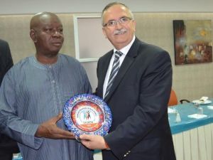 İşadamı Agedenbybe: Siyah Ve Beyaz Yan Yana Çok Güzel Duruyormuş