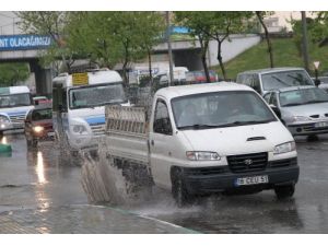 Bursa'da Sağanak Yağmur Günlük Hayatı Felç Etti