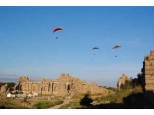 Turistler, Arkeolojik Zenginlikleri Havadan Paramotorla Seyrediyor