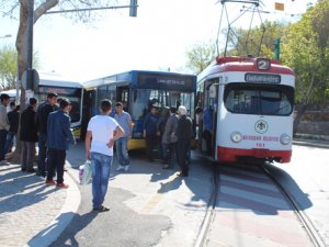 Askeri otobüs tramvaya çaptı