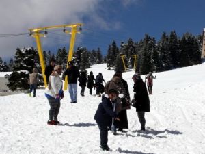Uludağ’da Nisanda Yağan Karla Pistler Doldu
