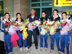 Şampiyon halterci çiçeklerle karşılandı