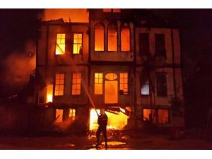 Merzifon'da 150 Yıllık Tarihi Ev Yandı
