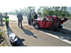 Tem'de Tır Park Halindeki Otomobile Çarptı: 1 Ölü, 3 Yaralı