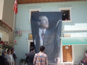 Kutlu Doğum etkinliği için camiye Atatürk posteri astılar