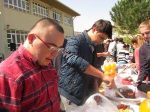 Hacı Kemal Liseleri Öğrencilerinden Engelliler Uygulama Okuluna Anlamlı Ziyaret