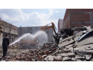 İki Katlı Bina, Yanındaki İşyerlerinin Üzerine Çöktü