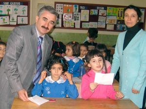Filistinli çocuklar için küpesini bağışladı