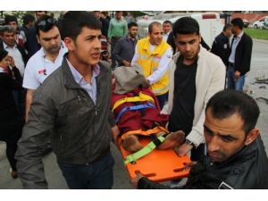 Servis Minibüsü İle Otomobil Çarpıştı: 15 Yaralı