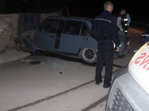 Otomobil bahçe duvarına çarptı: 3 yaralı
